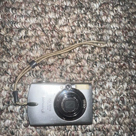 Canon Digital IXUS 750. Signs of usage, functional does not include battery. - Picture 2 of 3